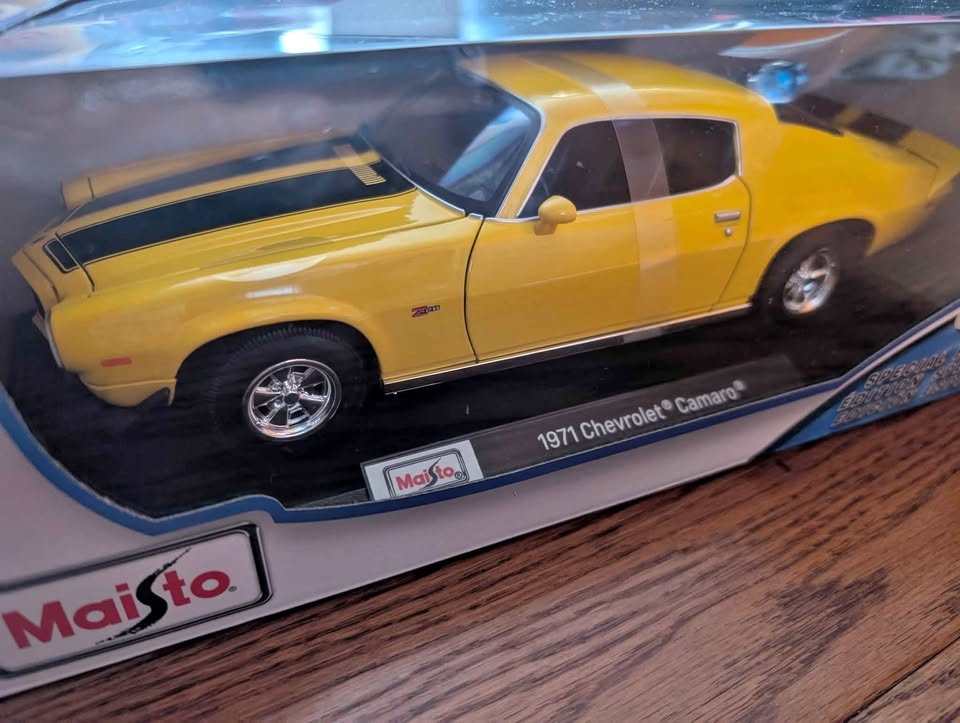 1971 Chevrolet Camaro (Bumblebee) - 1:18 Diecast Model