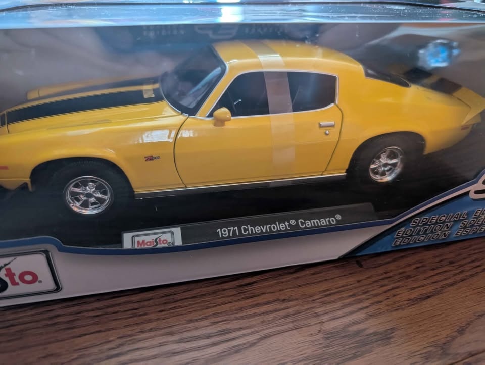 1971 Chevrolet Camaro (Bumblebee) - 1:18 Diecast Model - photo 2
