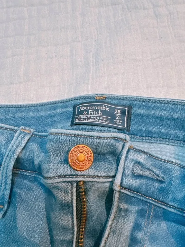 Abercrombie high rise Jeans- NEW image indicator(2)