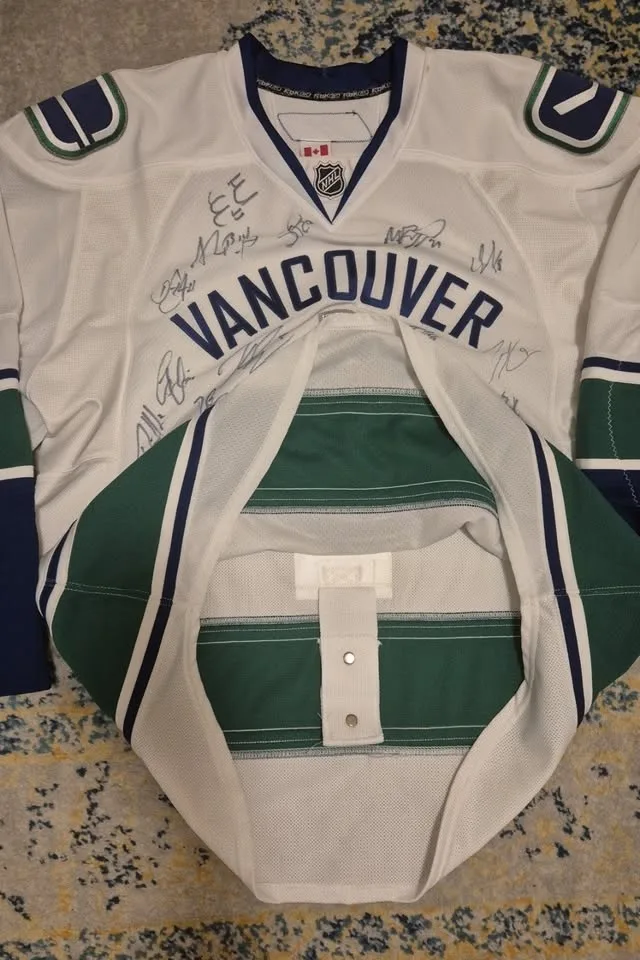 Reebok Canucks Away MiC Jersey Signed 2010-11 image indicator(2)