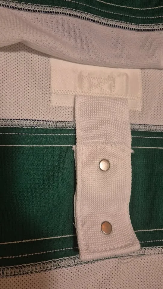 Reebok Canucks Away MiC Jersey Signed 2010-11 image indicator(3)