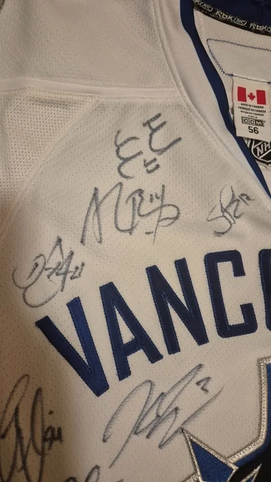 Reebok Canucks Away MiC Jersey Signed 2010-11 image indicator(5)