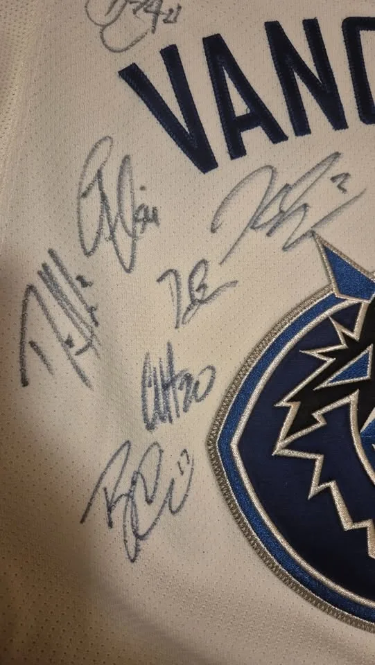 Reebok Canucks Away MiC Jersey Signed 2010-11 image indicator(6)