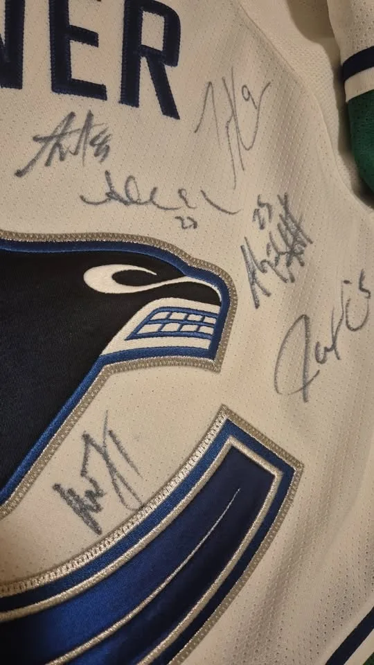 Reebok Canucks Away MiC Jersey Signed 2010-11 image indicator(7)