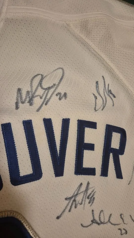 Reebok Canucks Away MiC Jersey Signed 2010-11 image indicator(8)