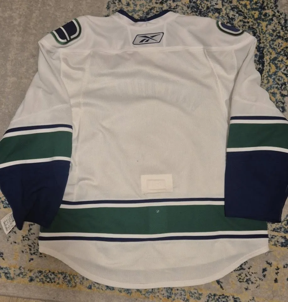 Reebok Canucks Away MiC Jersey Signed 2010-11 image indicator(9)