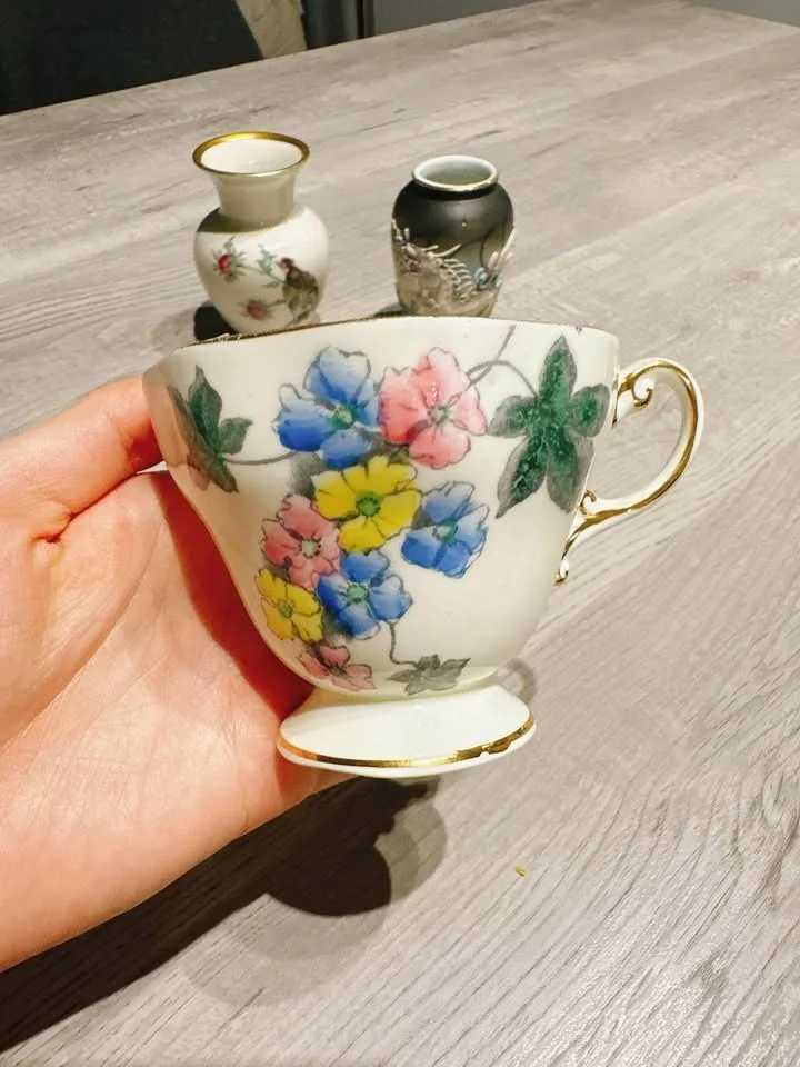 Vintage RARE mini vases & Foley Teacup image indicator(2)