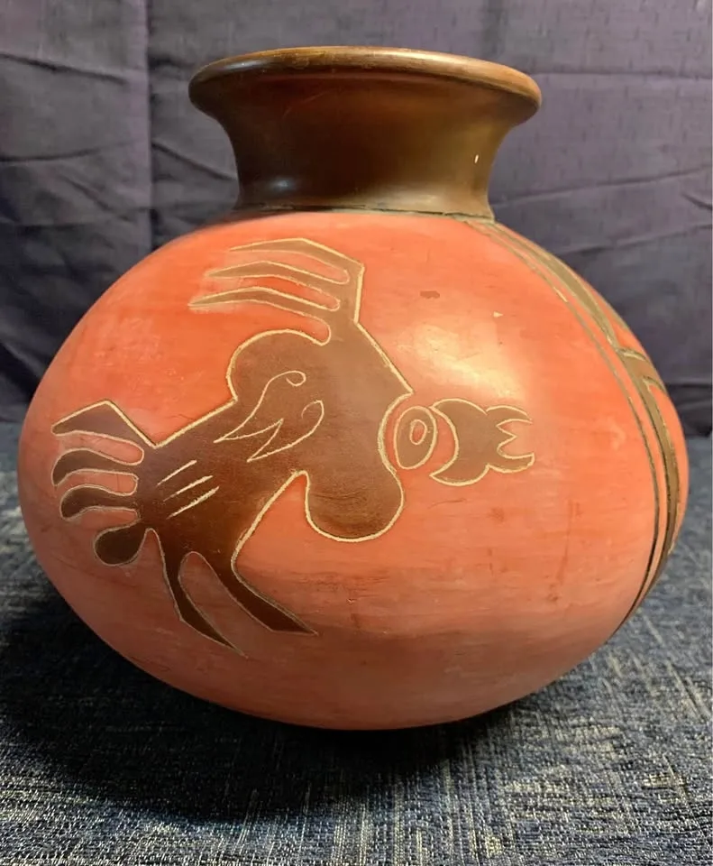 Pottery Vase -Julio Flores Chulucanas PERU