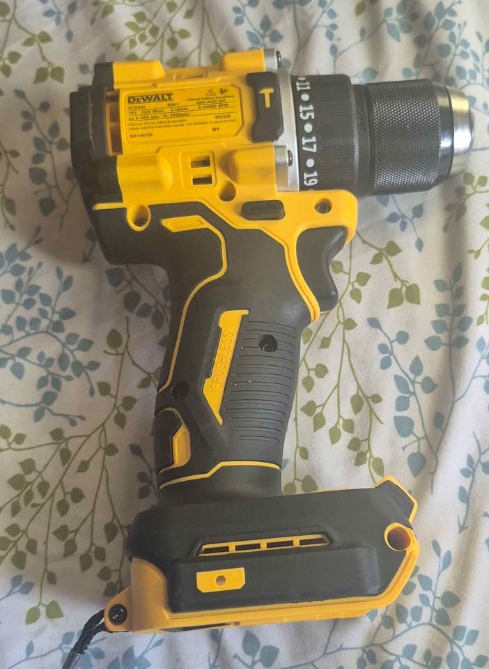DEWALTS DCD805 20V MAX XR Brushless Cordless 1/2" Drill Driver - - photo 3