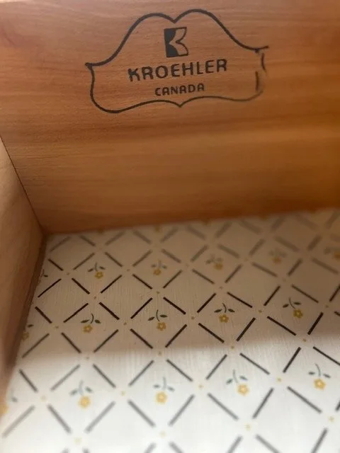 Kroehler Dresser with Trifold Mirror image indicator(2)