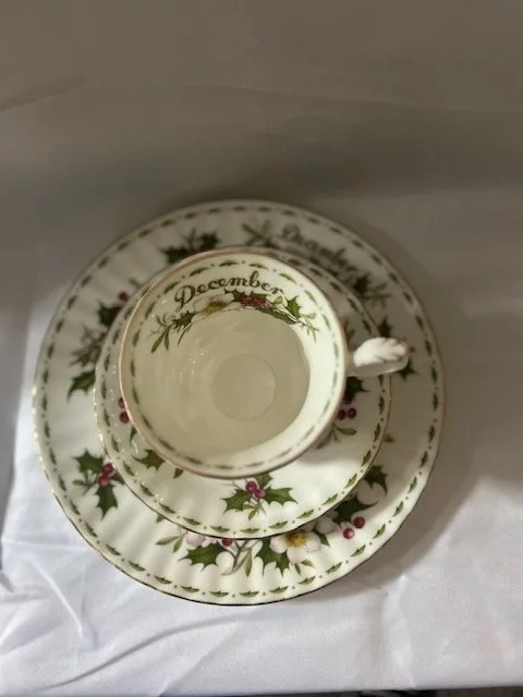 Royal Albert Christmas Rose Trio image indicator(2)