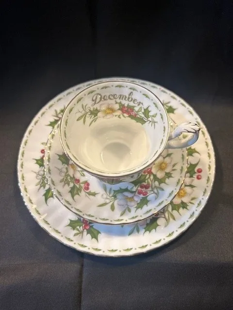 Royal Albert Christmas Rose Trio image indicator(5)