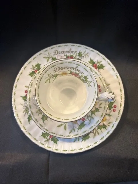 Royal Albert Christmas Rose Trio image indicator(6)