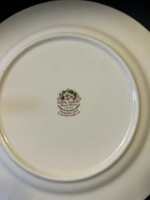 Royal Albert Christmas Rose Trio image indicator(8)