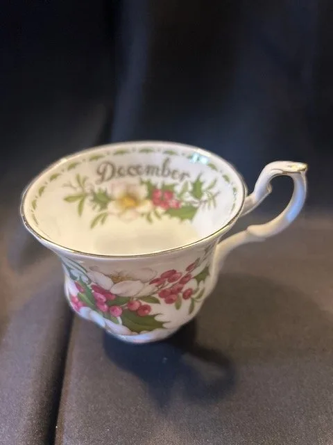 Royal Albert Christmas Rose Trio image indicator(9)