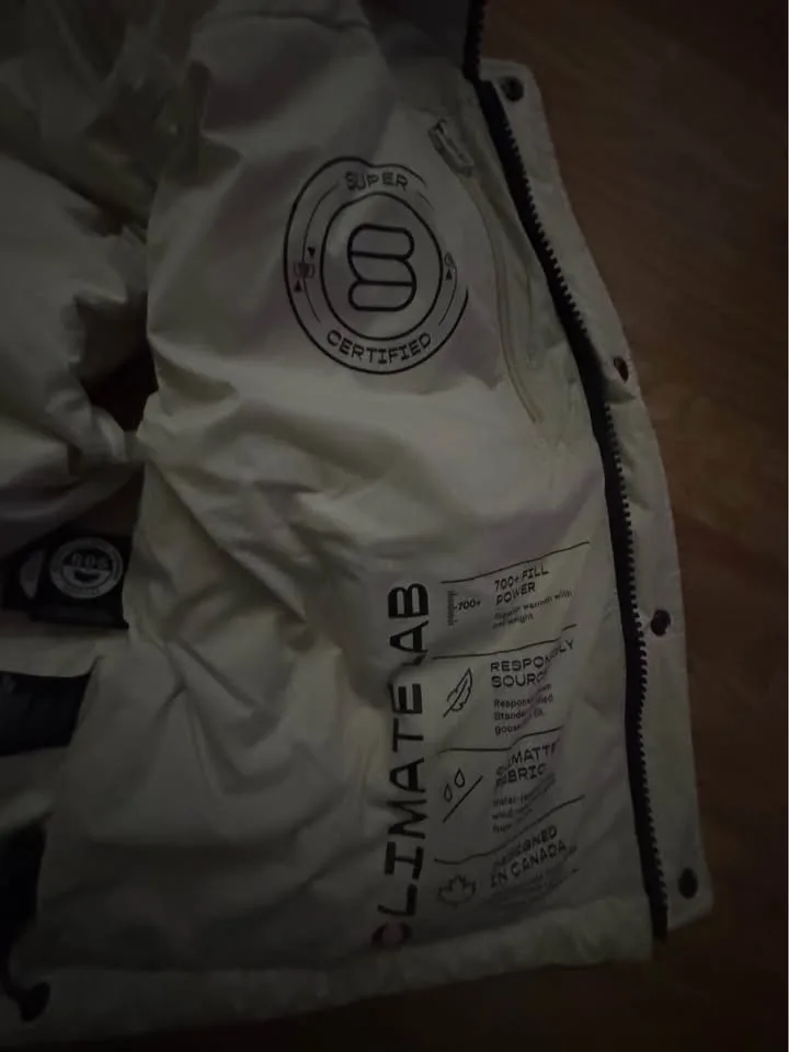 Aritzia "The Super Puff" jacket. XS image indicator(4)