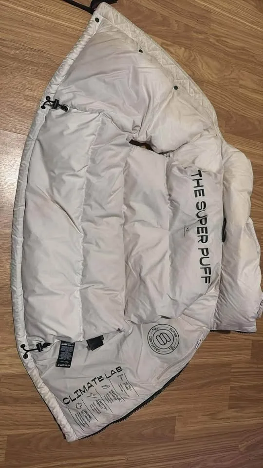 Aritzia "The Super Puff" jacket. XS image indicator(6)