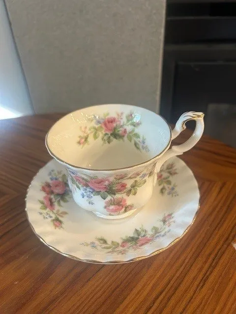 Royal Albert Moss Rose Teacup and Saucer image indicator(3)