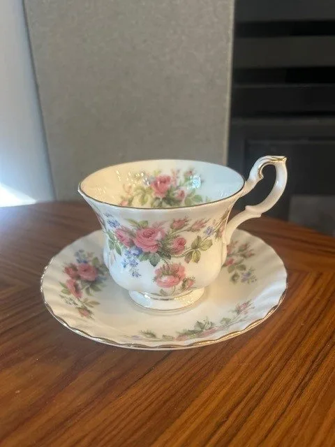 Royal Albert Moss Rose Teacup and Saucer image indicator(4)