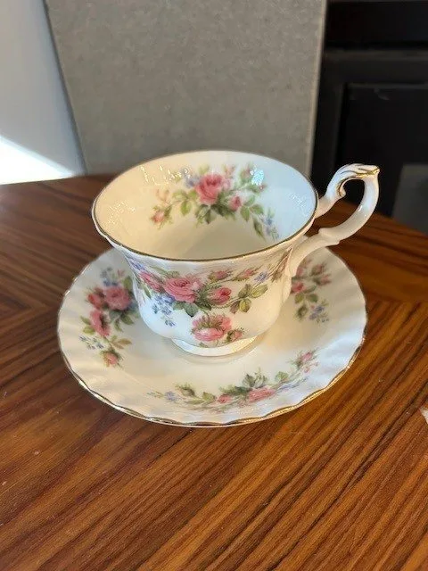 Royal Albert Moss Rose Teacup and Saucer image indicator(5)