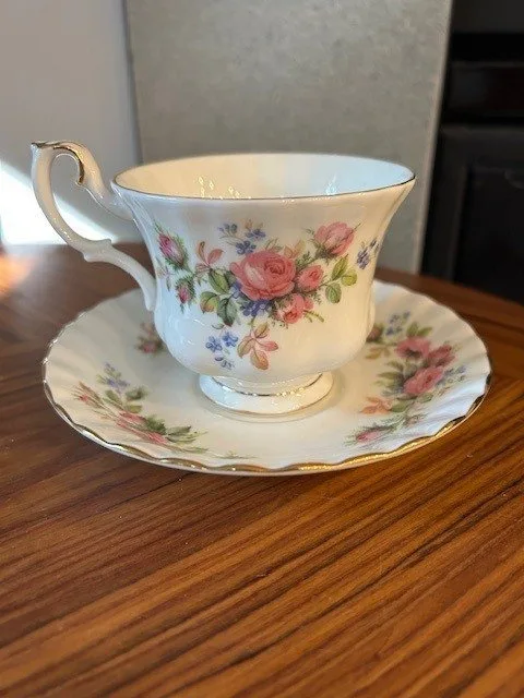 Royal Albert Moss Rose Teacup and Saucer image indicator(6)