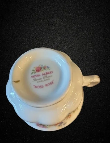 Royal Albert Moss Rose Teacup and Saucer image indicator(8)