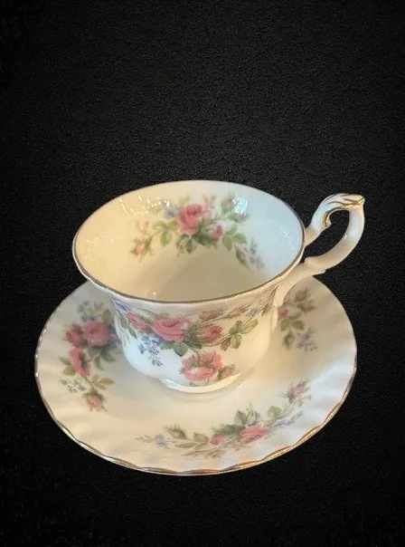 Royal Albert Moss Rose Teacup and Saucer image indicator(9)