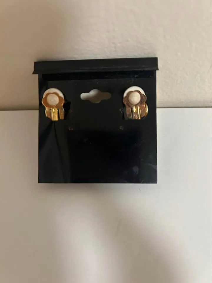 Vintage Ivana Trump Gold Toned Clip on Earrings image indicator(8)