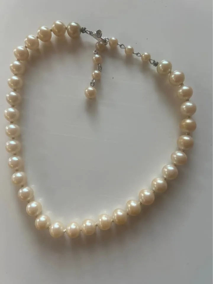 Faux Pearl Short Necklace image indicator(2)