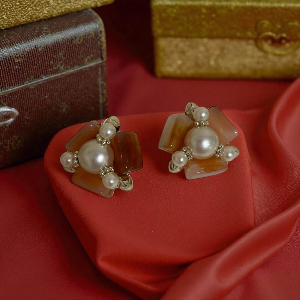 Mid-Century Clip-On Earrings: Amber & Pearl Starburst - photo 3