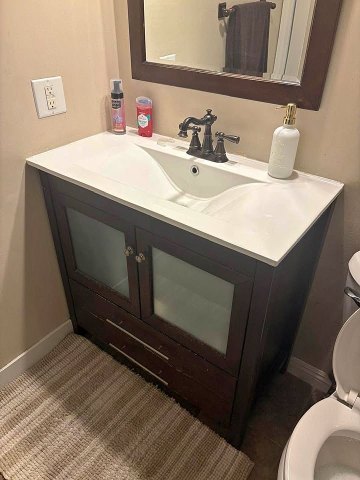 Bathroom Vanity With Sink – Excellent Condition
