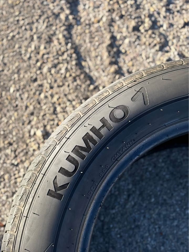 (4) Kumho 235/60R18 All Season Tires - photo 5