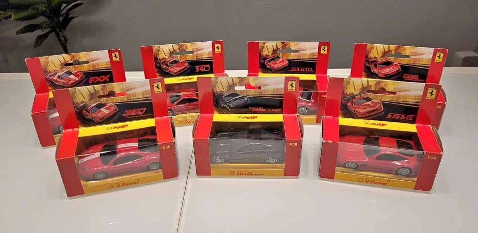 Shell V-Power Ferrari Hot Wheels 1:38 Scale