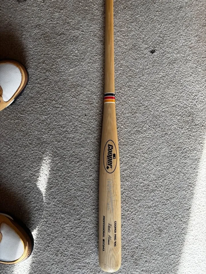 Roberto Alomar Signed Bat image indicator(2)