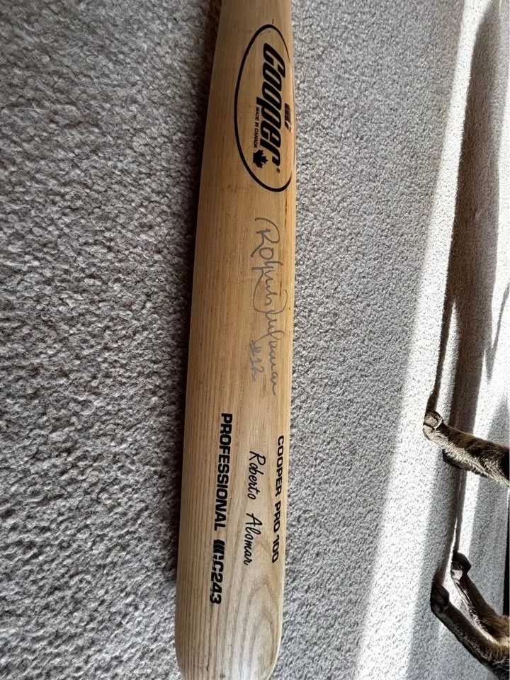 Roberto Alomar Signed Bat image indicator(4)