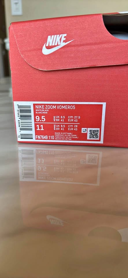 Nike Vomero Zoom 5 Size 9.5