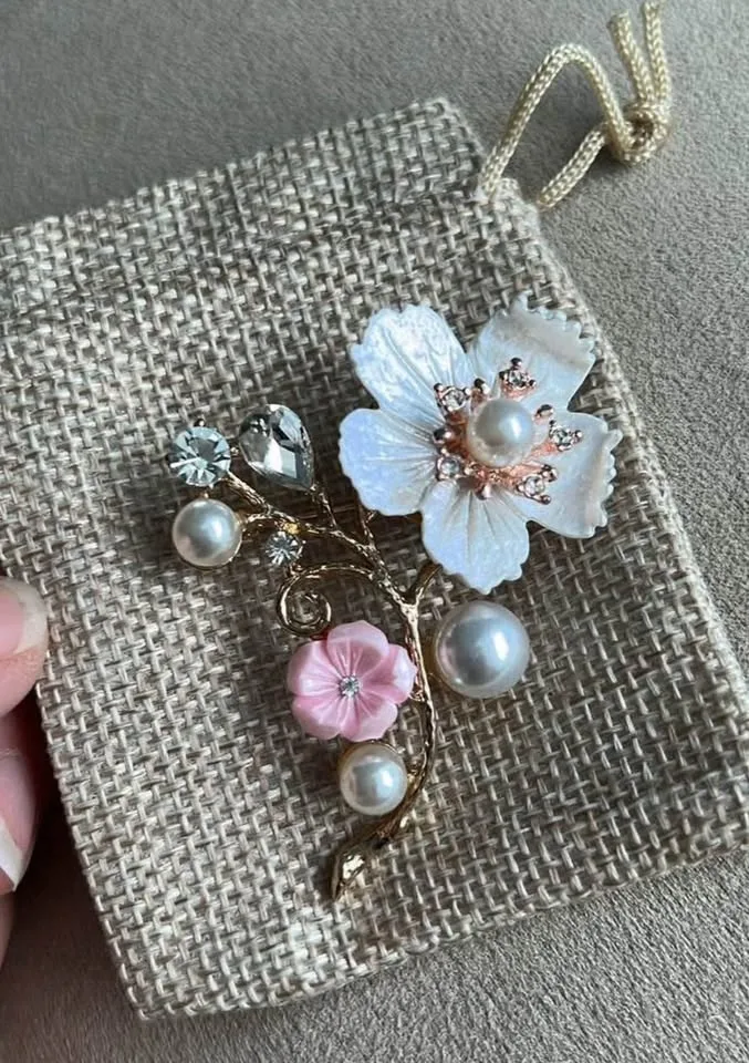 Blossom Brooch image indicator(3)