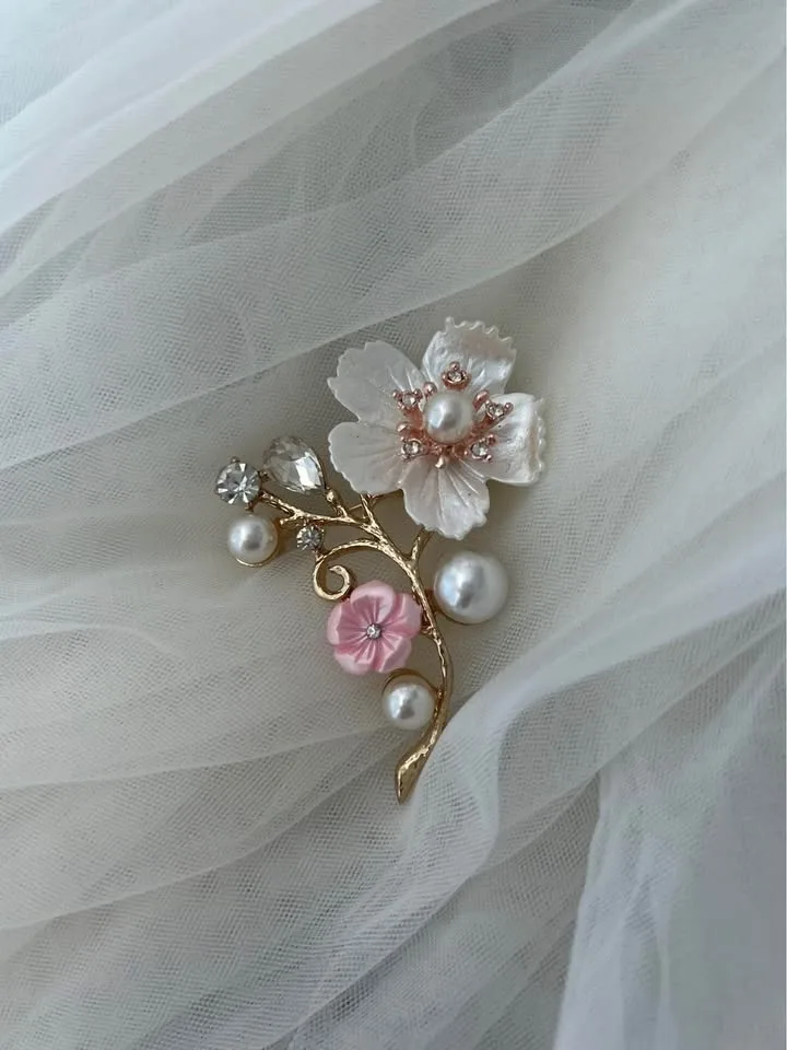 Blossom Brooch image indicator(4)