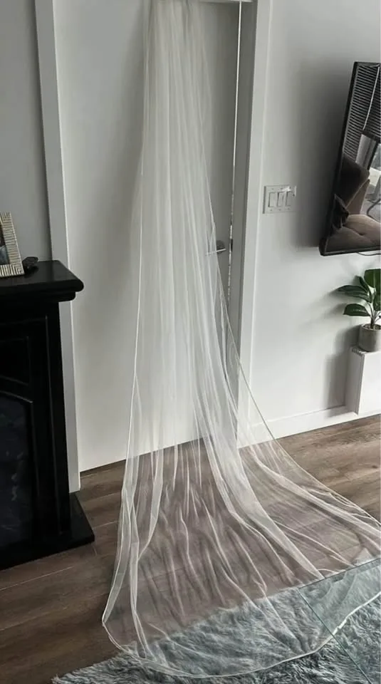 Cathedral Satin edge soft white & ivory Veil image indicator(4)