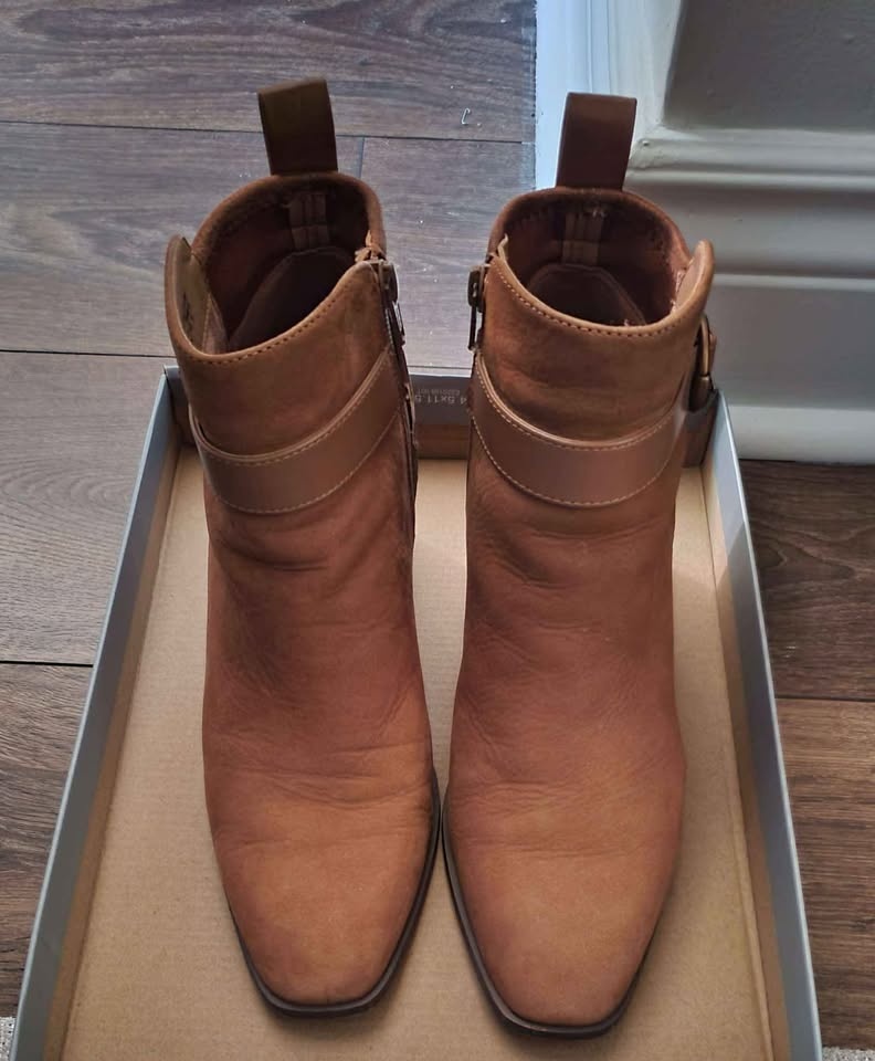Woman's Boots - photo 3