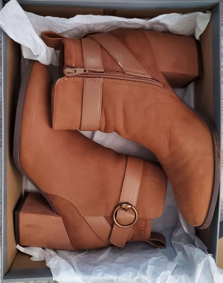 Woman's Boots - photo 5