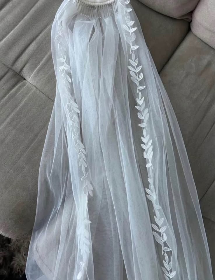 Vine edge soft white fingertip veil - photo 3