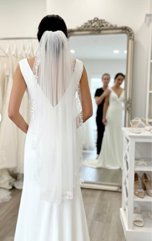 Vine edge soft white fingertip veil - photo 4