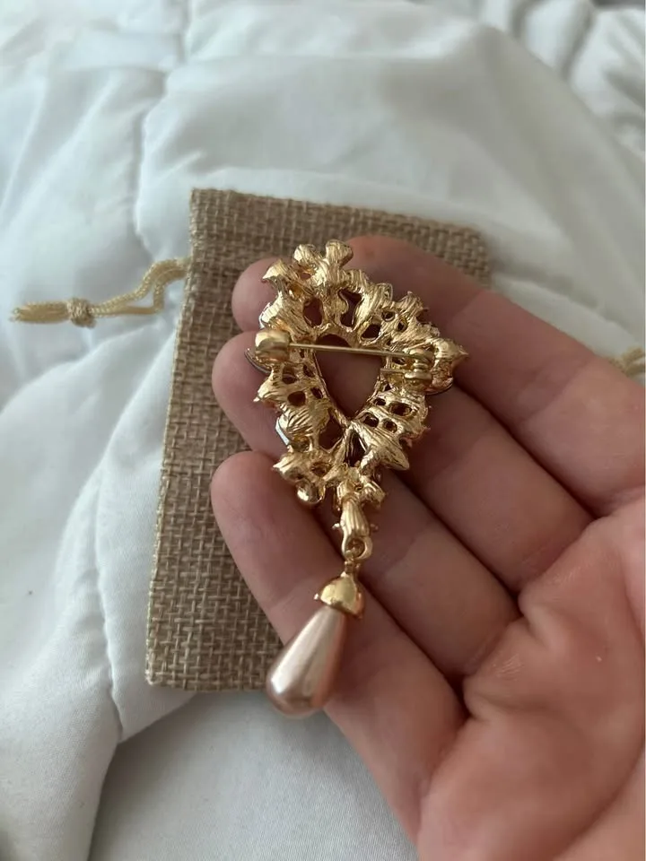 Stunning heart brooch image indicator(2)