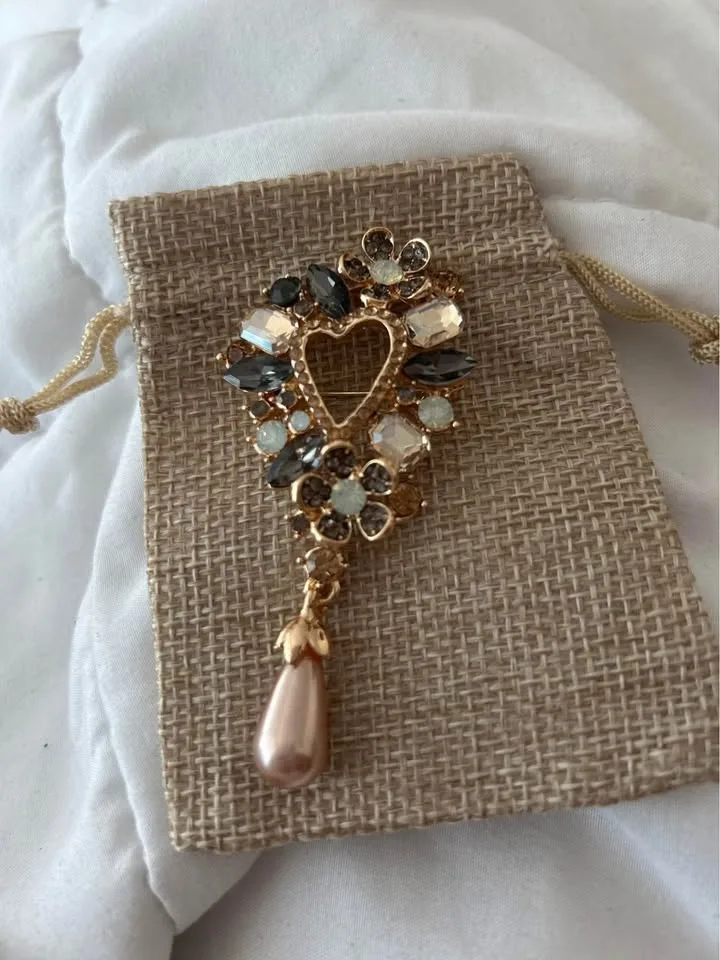 Stunning heart brooch image indicator(3)