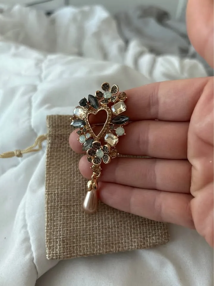 Stunning heart brooch image indicator(4)