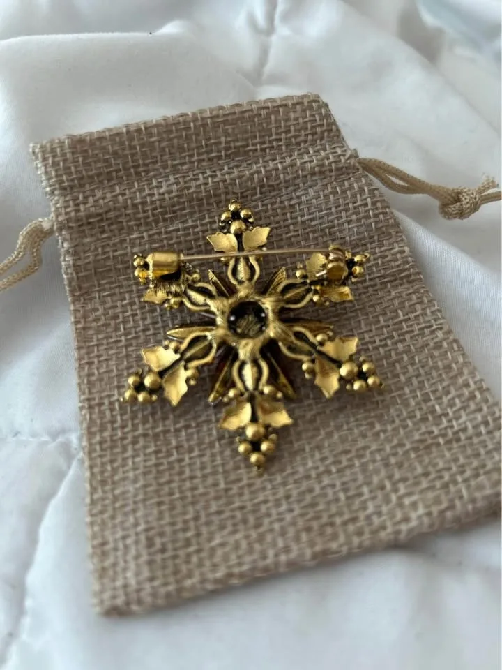 Poinsettia snowflake Brooch image indicator(2)