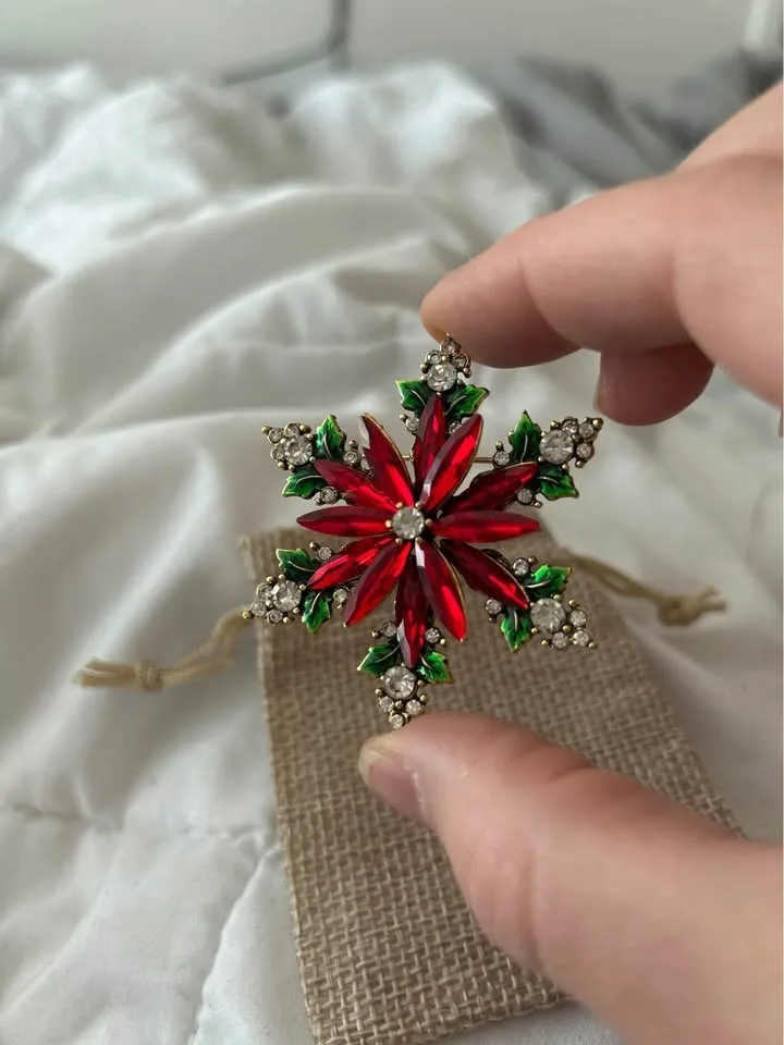Poinsettia snowflake Brooch image indicator(3)