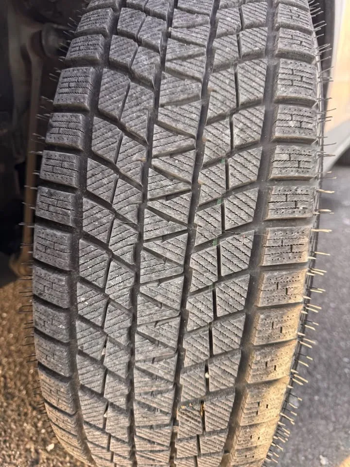 Habilead 225/55R17 Winter Tires – Like New (Tires only) image indicator(3)