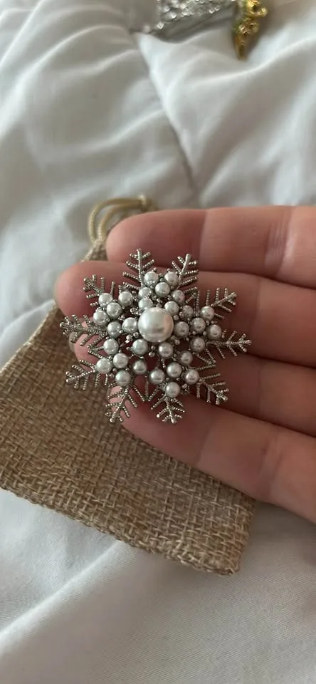 Snowflake Pearl brooch image indicator(2)